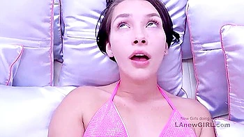 Adolescente amateur de 18 ans chevauche dur un sexe au casting