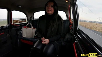 Brune en cuir fait un VIP fuck dans la voiture en cowgirl