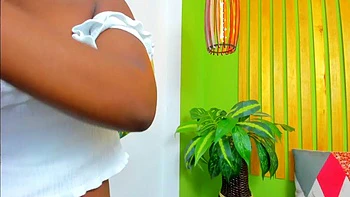 Gostosa negra amadora mandando boquete profundo, se masturbando e mijando