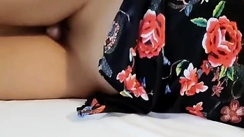 Маленькая азиатка 18 лет пускает взрослого к мачехе, когда её нет