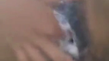 Горячая индийка дрочит в душе