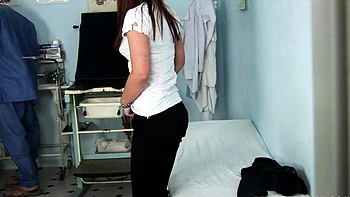 Morena se masturba con medias y uniforme