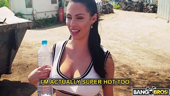 Follada salvaje en el desguace