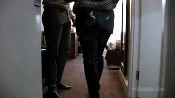 Milf rubia en látex follada a pelo sin condón