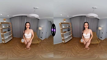 Brünette mit großen Titten masturbiert drinnen