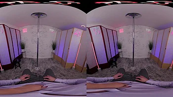 Brünette Milf reitet hart mit großen Titten und fettem Arsch