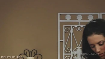 Puta europea morena con tetas enormes follada