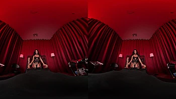 Asteria com peitos grandes amarrada e fodida com footjob