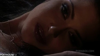 Escrava morena europeia de peitos grandes fodida