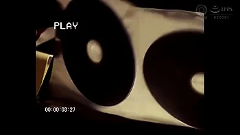 Gata cosplay de peitos grandes faz paizuri de pertinho