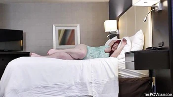 Рыжая пышка мамка Рокси трахается в POV