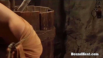 Mestre radiante domina escravas loira e morena