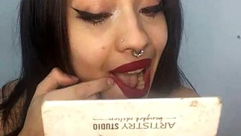 Латиноамериканка с большой грудью мастурбирует с игрушками