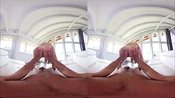 MILF VR chevauche en cowgirl et baise missionnaire