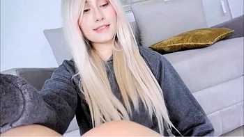 Loira provocando sozinha na webcam