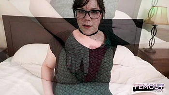 Полная брюнетка-транс дрочит вибратором в одиночку