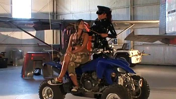 Доминирующая госпожа с игрушками и БДСМ