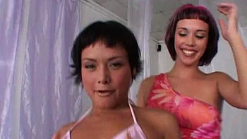 Ados lesbiennes strap-on en levrette et lèchent