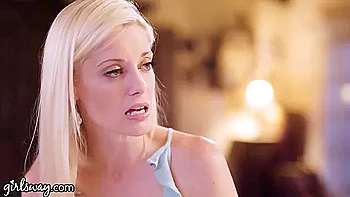 Charlotte et Elena baisent anal, doigts et léchage de chatte