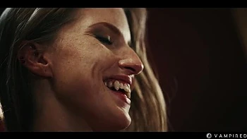 Рыжая вампирша сдается Сонье в лесбийской потасовке