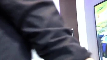 Behaarte italienische Brünette bläst und fickt mit Kondom