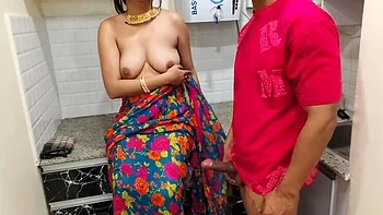 Madrastra enseña a hijastro a usar condón femenino y acaba en creampie