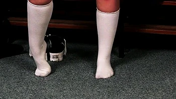 Девушки в чулках дрочат удачливому парню в группе