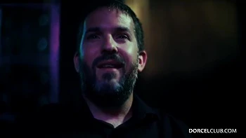 Riley Reid trío lésbico con tetas y culo grandes