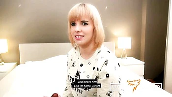 Конни мастурбирует большим дилдо, глотает и лижет жопу