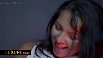 Carollina acordada para boquete e sexo cachorrinho no banheiro