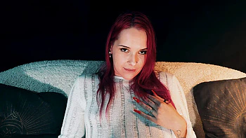 Rothaarige Amateurin fickt sich mit Fingern zum Orgasmus