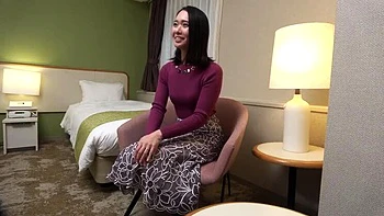 Femme amateur chaude trompe son mari à l'hôtel avec sexe sauvage et baisers passionnés