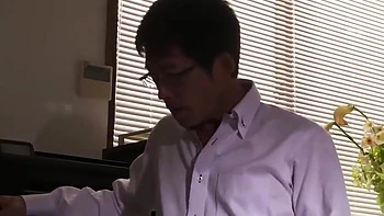 Cuckold: ela é fodida na frente dele