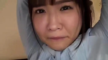 Красивая телка глубоко сосет член