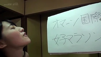 Belle employée japonaise se fait baiser et avaler pendant un jeu