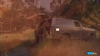 Rubia milf abre el culo en la naturaleza y folla a cucharita