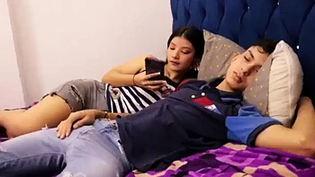 La pequeña Ivy siempre cachonda: mamada y monta a cuatro