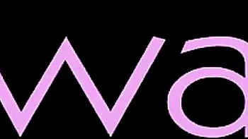 Азиатская трансы с большой грудью мастурбирует одна