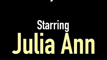 Julia Ann wichst mit ihren großen Titten