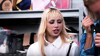 Новая блондинка-подросток поймана за воровство, получает жесткий минет