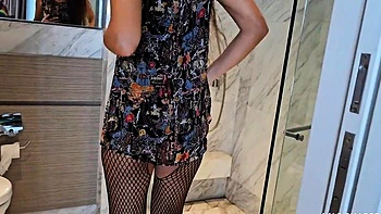 Criada morena traviesa follada por el servicio de habitaciones