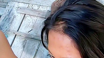 Brunette asiática fodida ao ar livre em gangbang