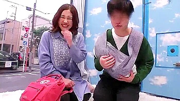 La femme voit la bite et se fait baiser sauvagement M3