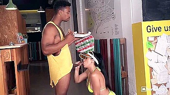 BBC folla a la pizzería adolescente BBW morena