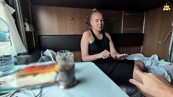 Heiße russische MILF Ehefrau lutscht und betrügt Nachbarn im Bus