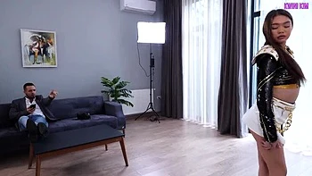 Азиатская тинейджерша впервые жестко трахается в зад для обложки журнала