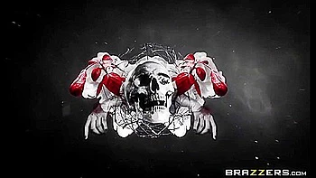 Блондинка MILF ебётся анально и сосёт хуи