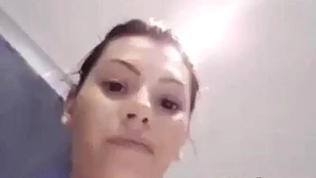 Sexy Cam-Schlampe duscht und strippt solo Amateur