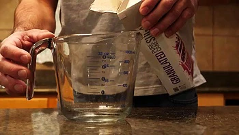 Milf traidora Emily Addison chupando e fodendo