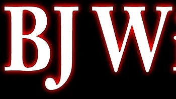 Maggie Green tetona chupando y follando en trio